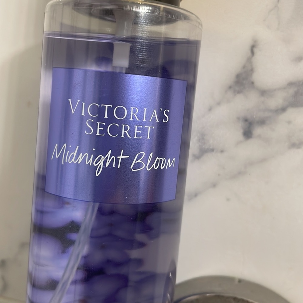 Victoria’s Secret Midnight Bloom fragrance mist 8.4 Oz - Picture 2 of 2